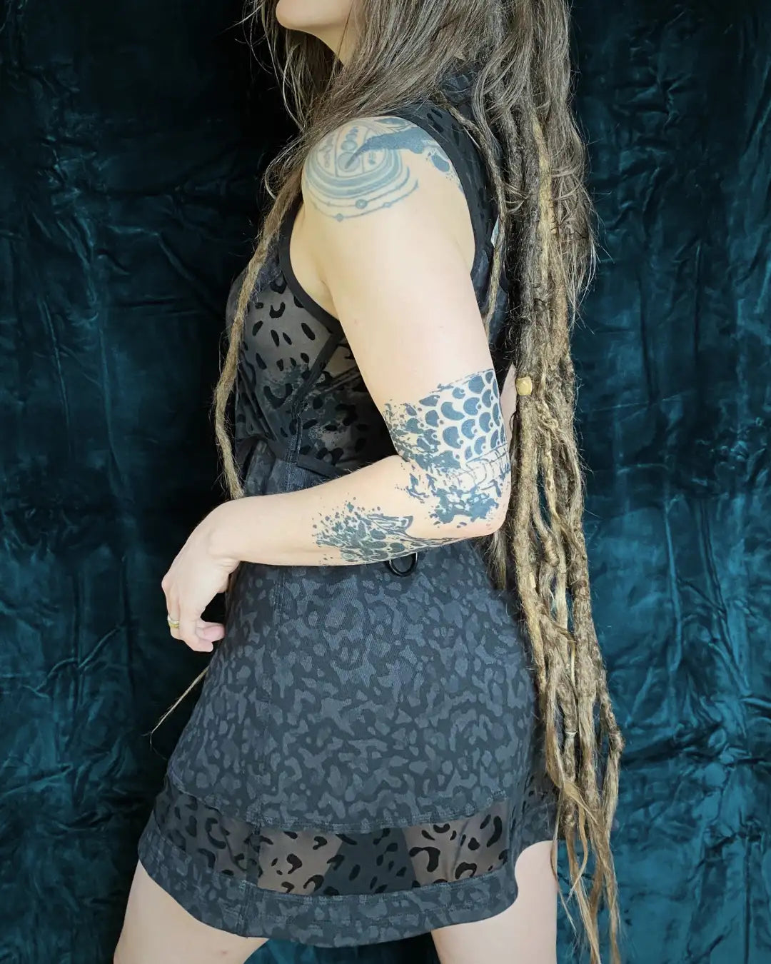 Seitenaufnahme Leo Mesh Skaterkleid mit Cut-Out von IUVA CRAFT STUDIO. Saumabschluss mit transparentem Leomesh