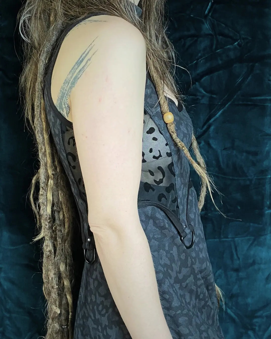 Detailaufnahme der Seitenansicht des Oberkleides Leo Mesh Skaterkleid mit D-Ring von IUVA CRAFT STUDIO