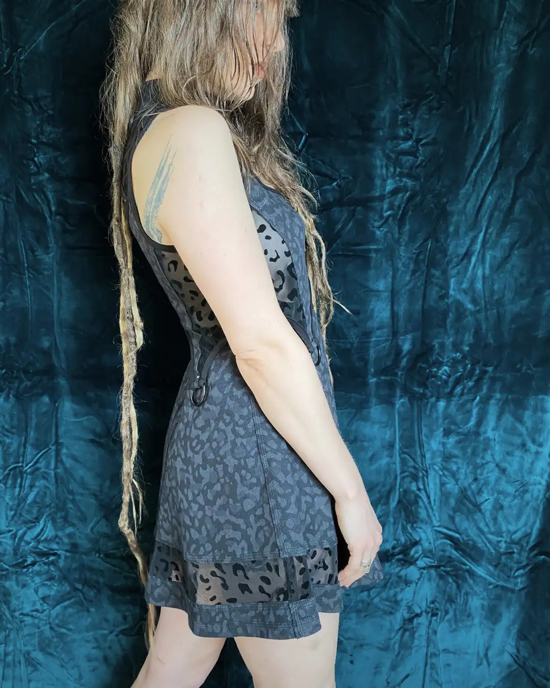 Detailaufnahme Seitenansicht Minikkleid Leo Mesh Skaterkleid mit Cut-Out und D-Ring von IUVA CRAFT STUDIO, handgefertigte Slow Fashion.