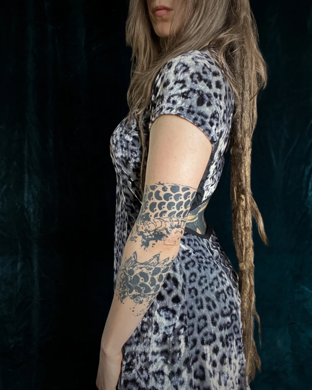 Handgefertigtes Samtkleid mit Leo-Print und Cut-Out-Details, Seitenansicht – IUVA CRAFT STUDIO Slow Fashion