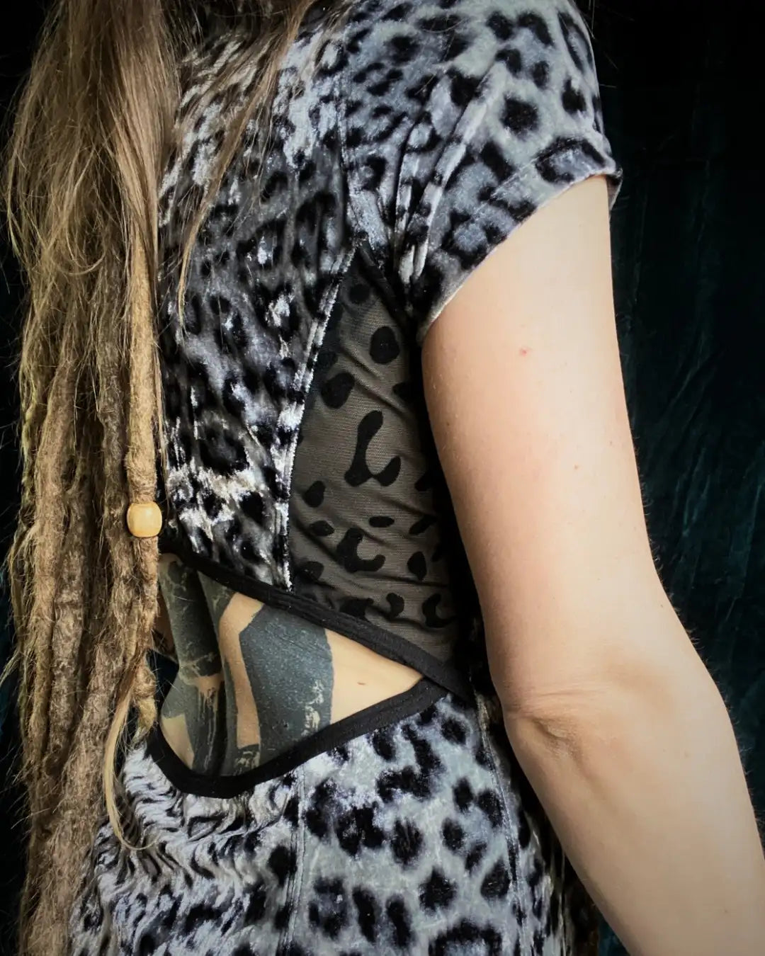 Velours Skaterkleid mit Leopardenmuster und Mesh-Cut-Out-Rücken, handgefertigt – IUVA CRAFT STUDIO