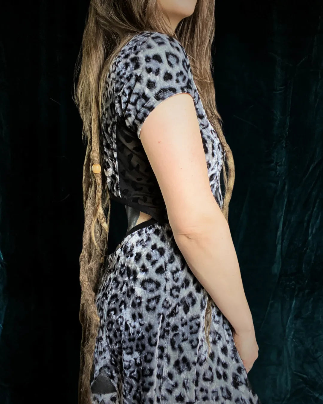 Handgemachtes Skaterkleid aus grauem Leo-Samt und Leo Mesh für Raves und Festivals – IUVA CRAFT STUDIO