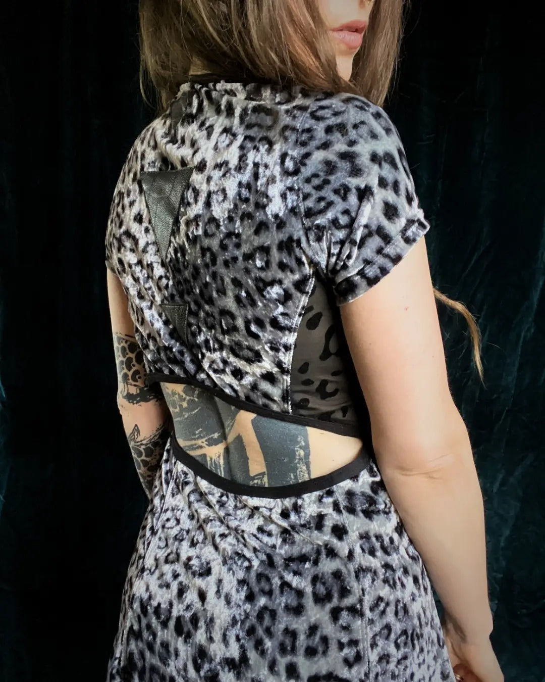 Skaterkleid aus grauem Samt mit Leopardenmuster und Leo Mesh-Cut-Out-Rücken, unikat – IUVA CRAFT STUDIO