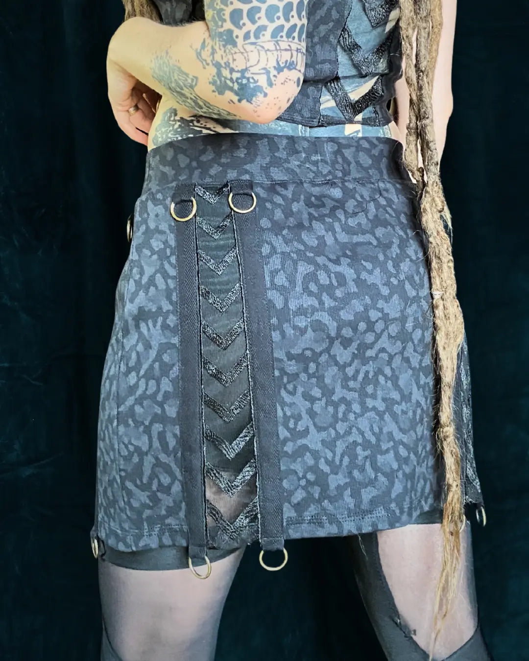 Minirock blau mit Mesheinsatz und Ringen