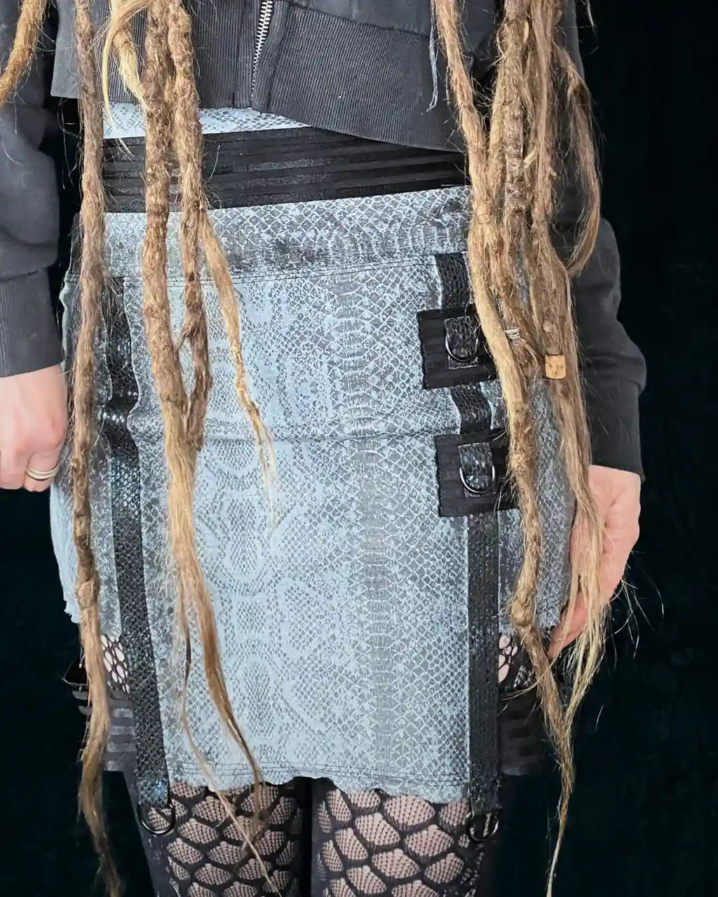 Mini skirt snake print grey