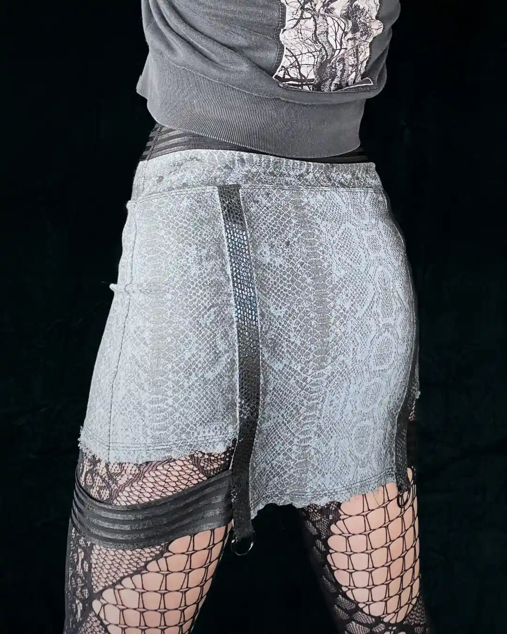 Mini skirt snake print grey