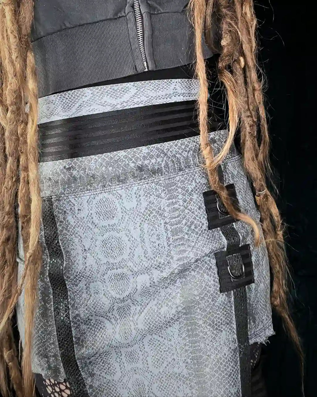 Mini skirt snake print grey