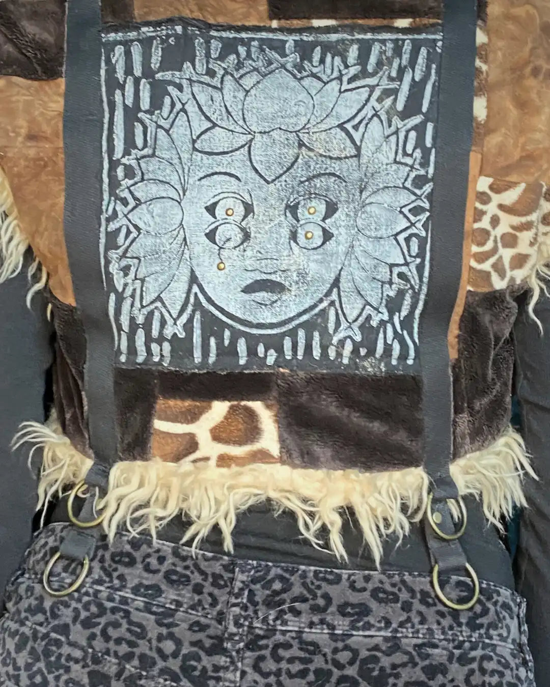 Fellweste Patchwork mit Kapuze und Backpatch