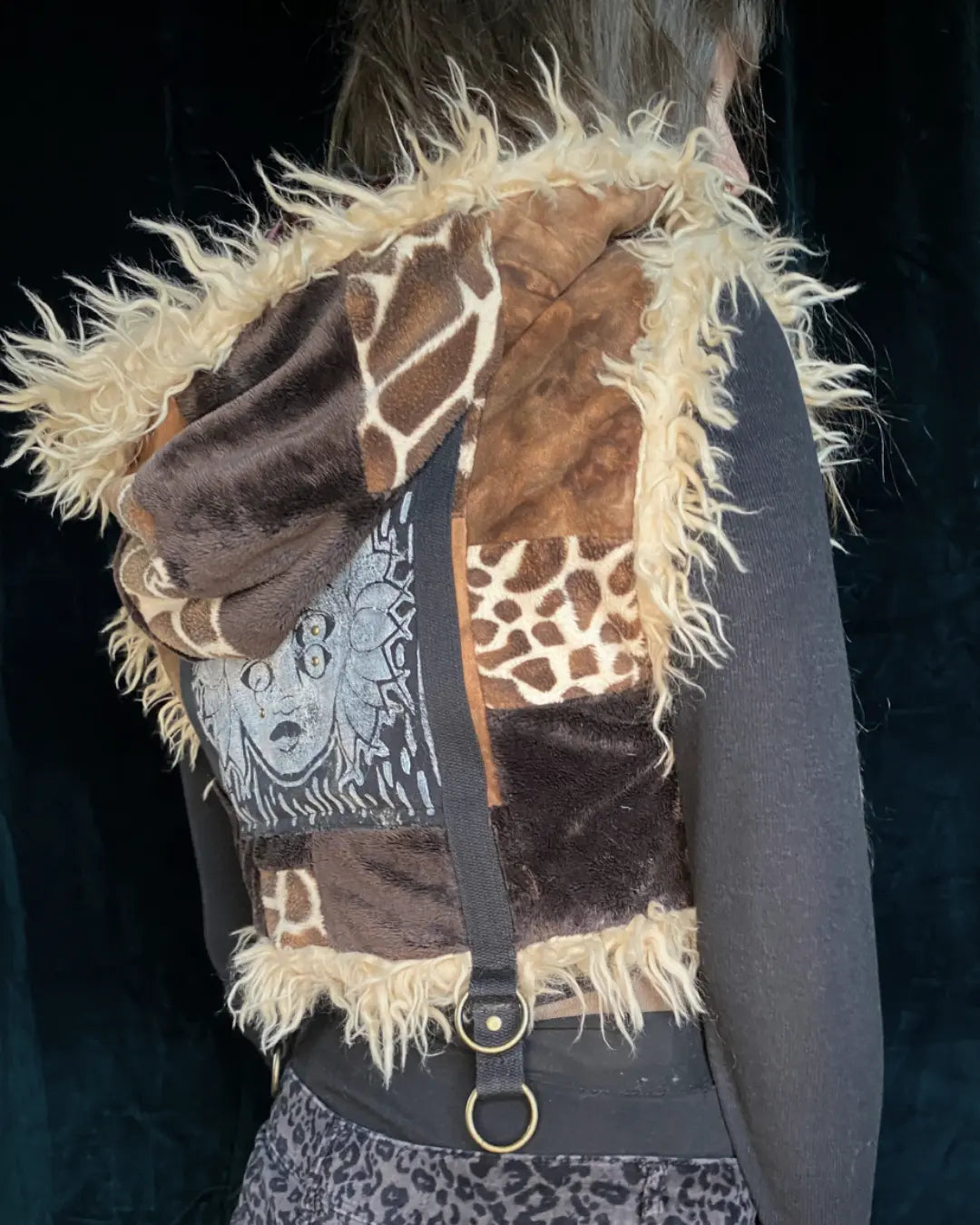 Fellweste Patchwork mit Kapuze und Backpatch