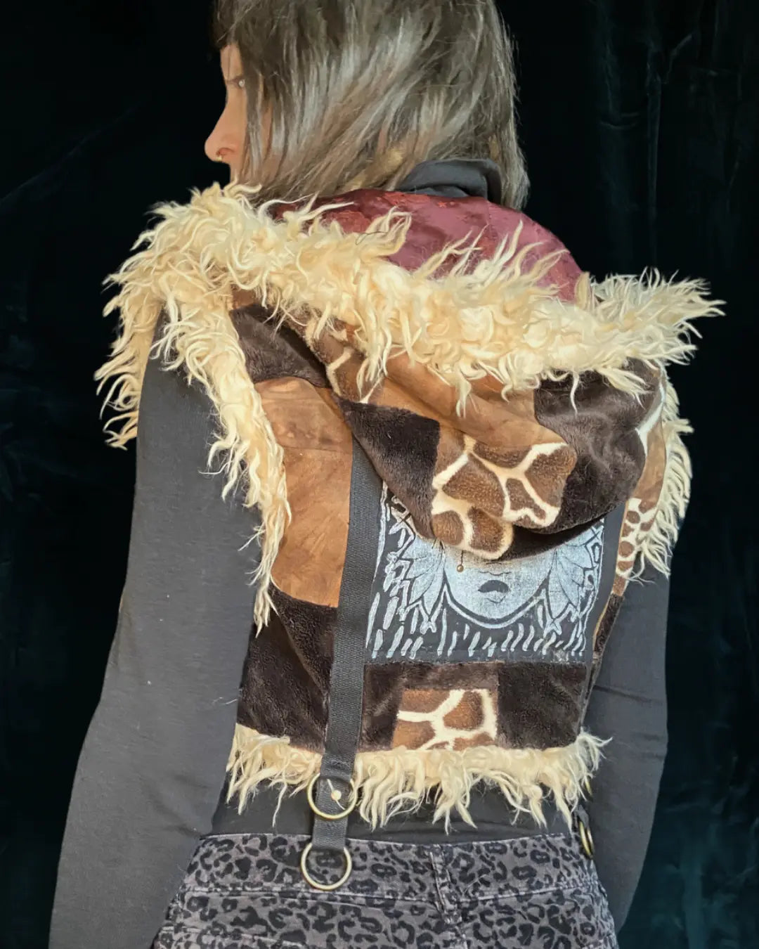 Fellweste Patchwork mit Kapuze und Backpatch