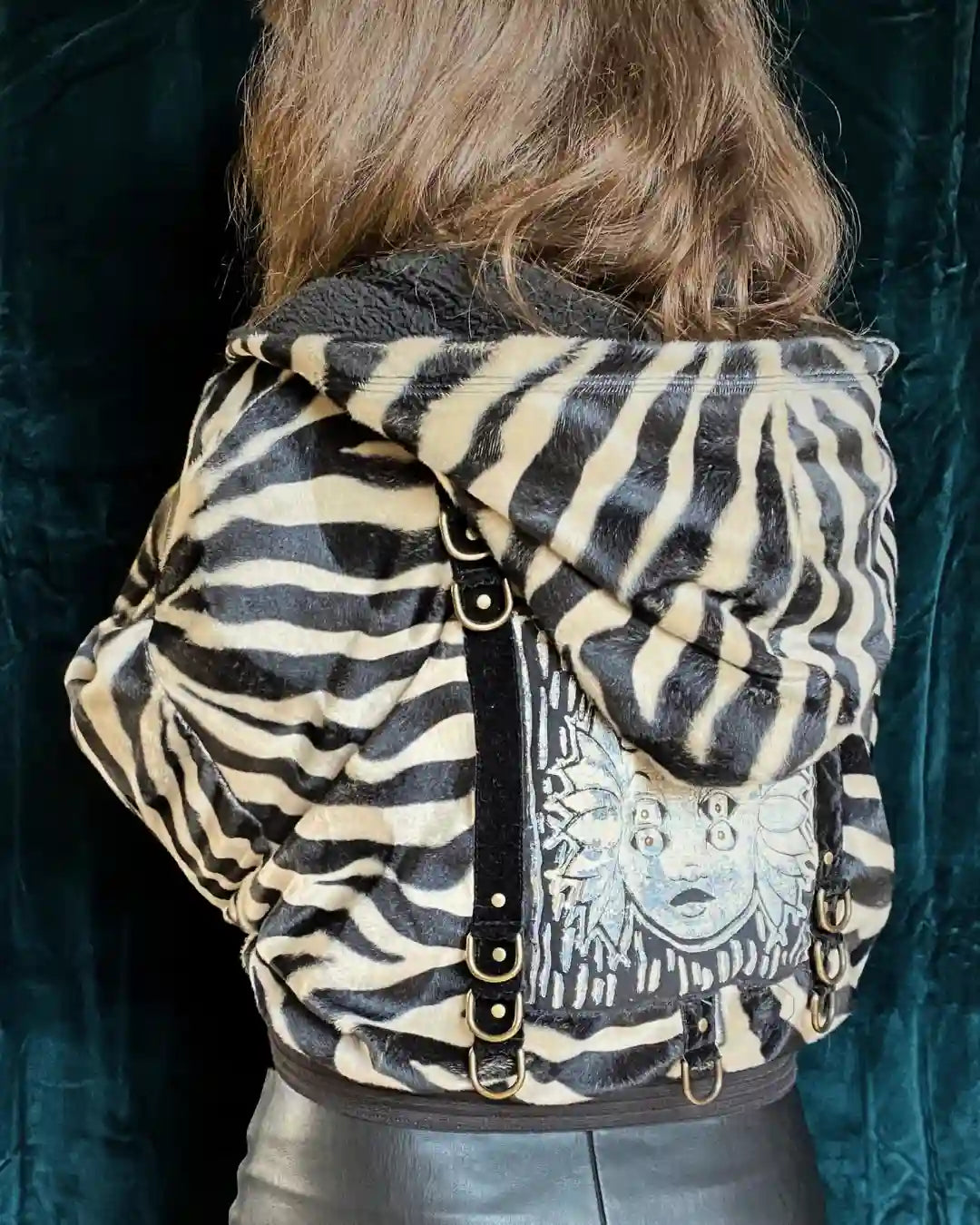 Exklusive Zebra Kunstfelljacke von IUVA CRAFT STUDIO – cropped Jacke im Darkwear-Style mit auffälligem Zebrastreifen-Muster und Oversized-Passform. Exclusive zebra faux fur jacket by IUVA CRAFT STUDIO – cropped darkwear-style jacket with striking zebra stripe pattern and oversized fit.