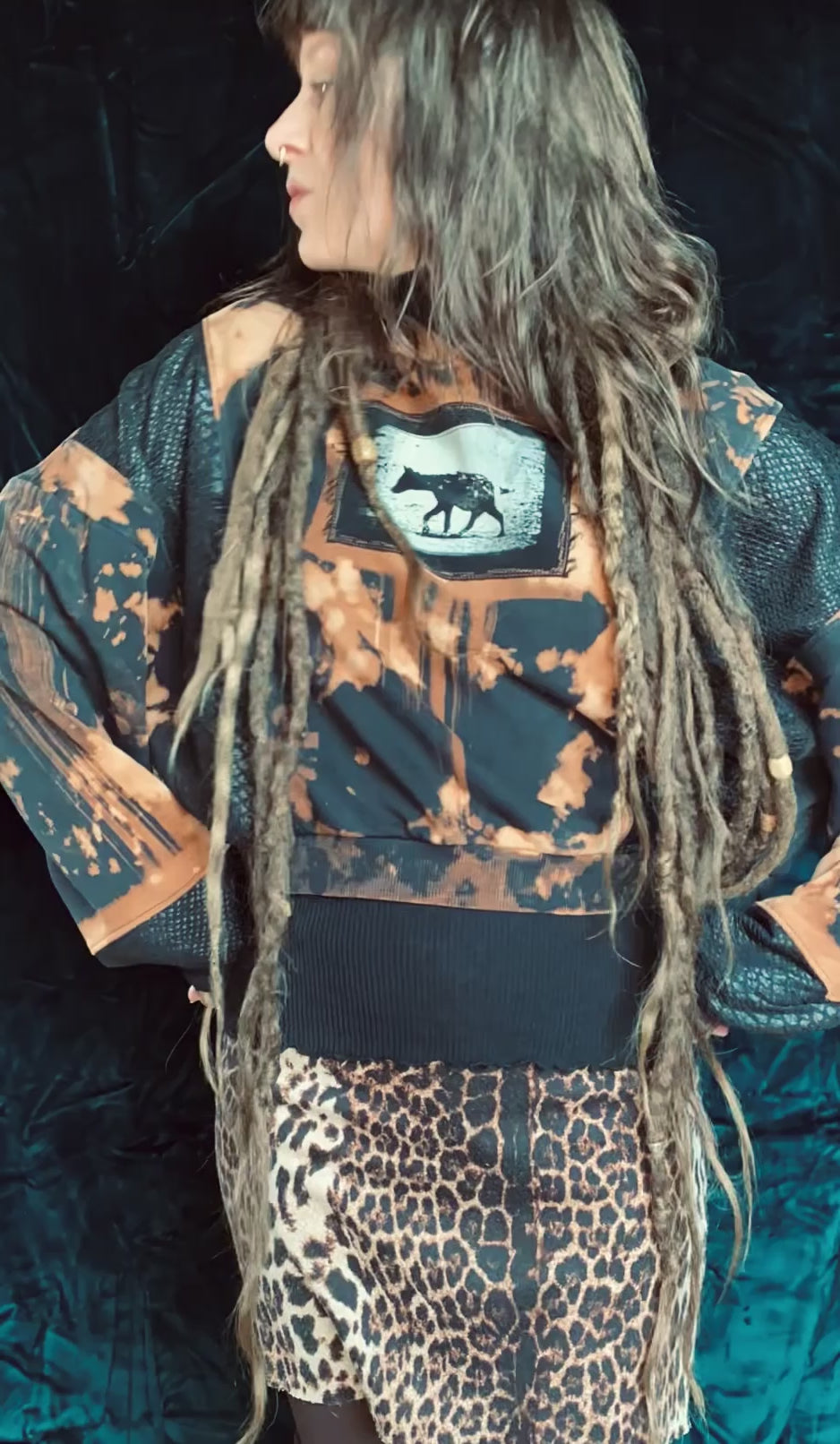 Hoodie Tie Dye mit Snakeprinteinsätzen und Patches