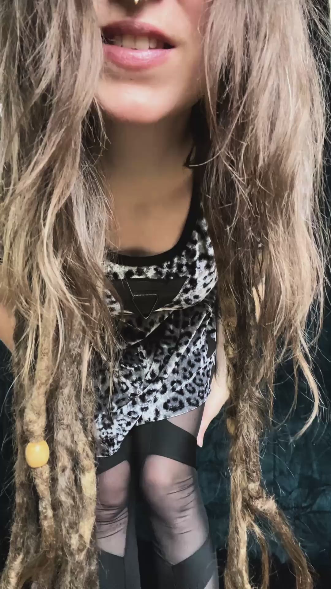 Video: Handgefertigtes Leo-Skaterkleid aus Samt (Größe M) – 360° Ansicht und Lookbook-Clip von IUVA CRAFT STUDIO Slow Fashion.