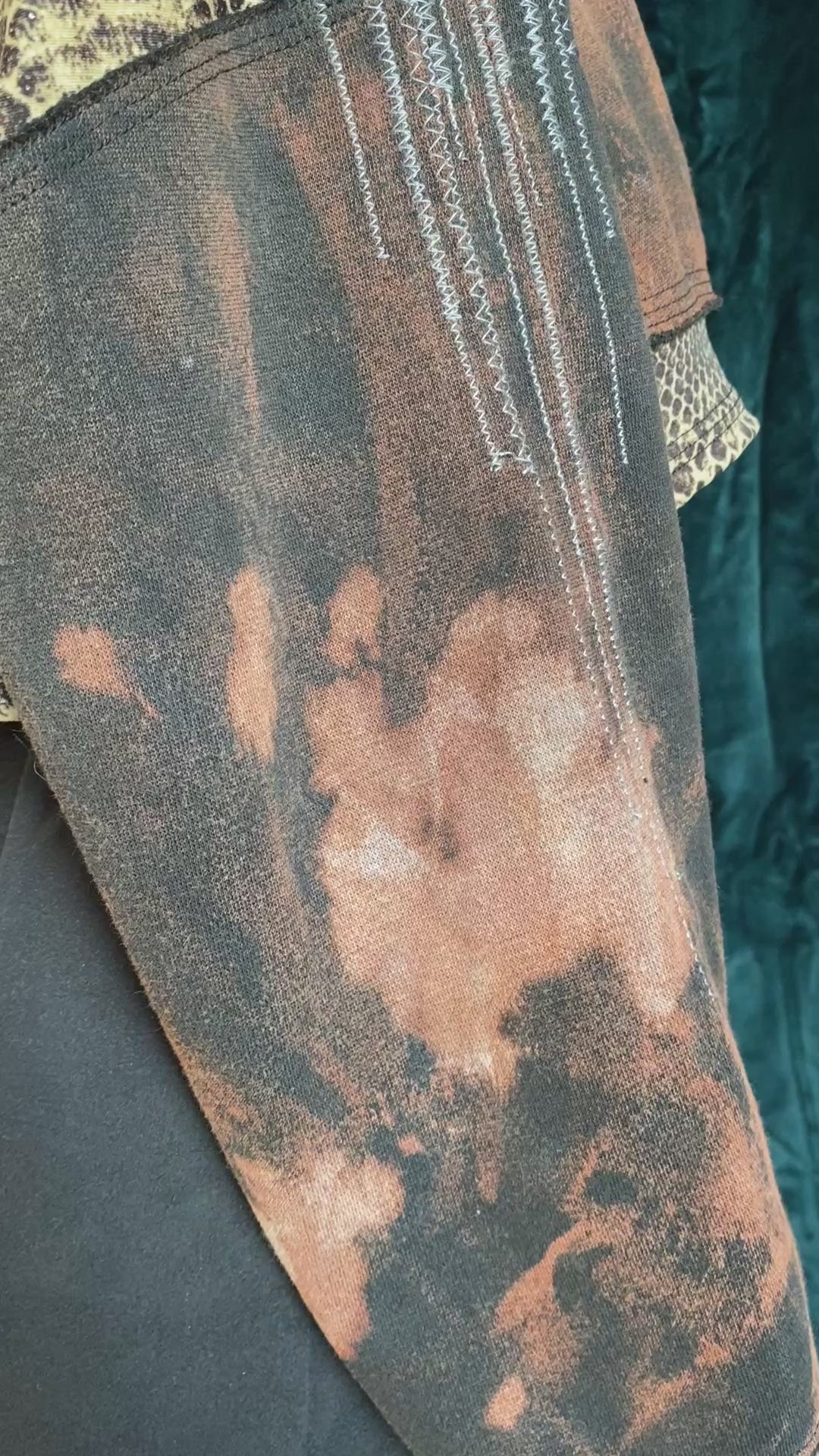 Crop Hoodie Tie Dye mit Snakeprinteinsätzen und Applikationen